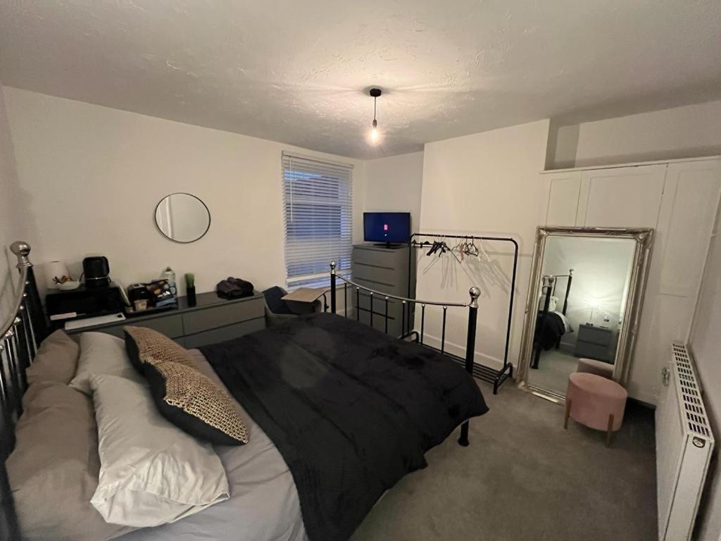 King Size Bed In A Double Bedroom Ilkeston Extérieur photo