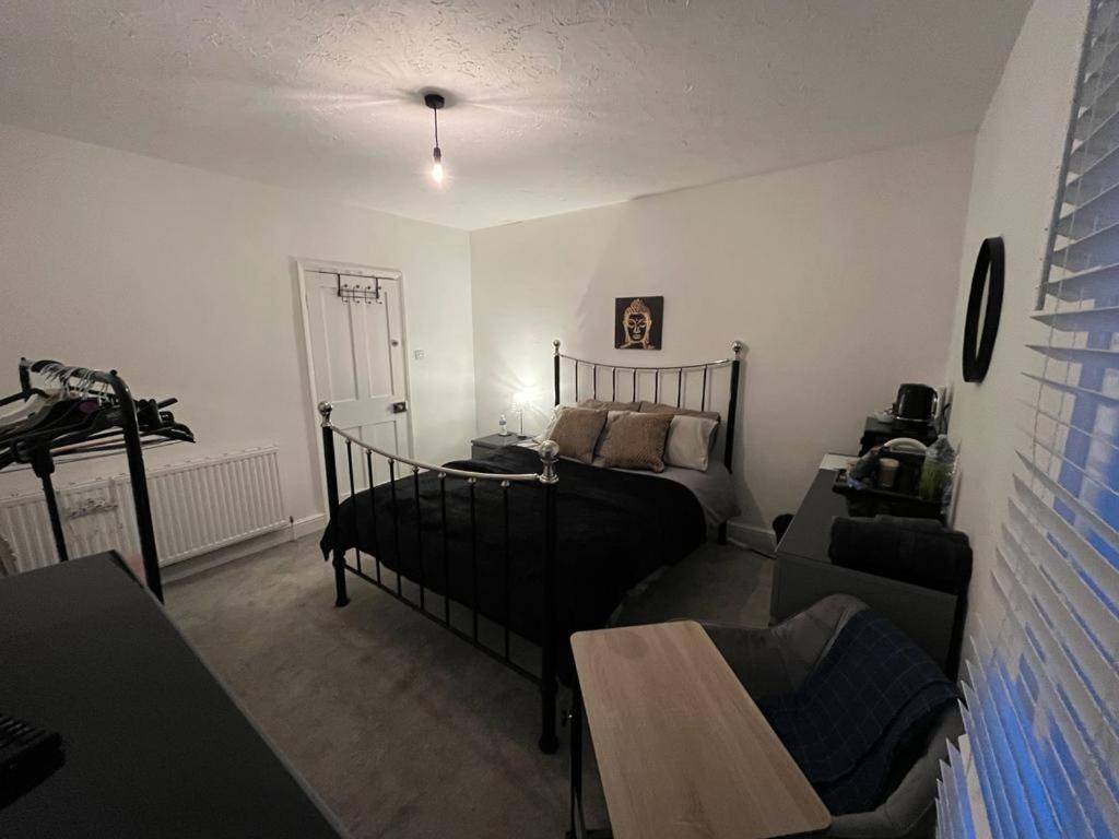 King Size Bed In A Double Bedroom Ilkeston Extérieur photo