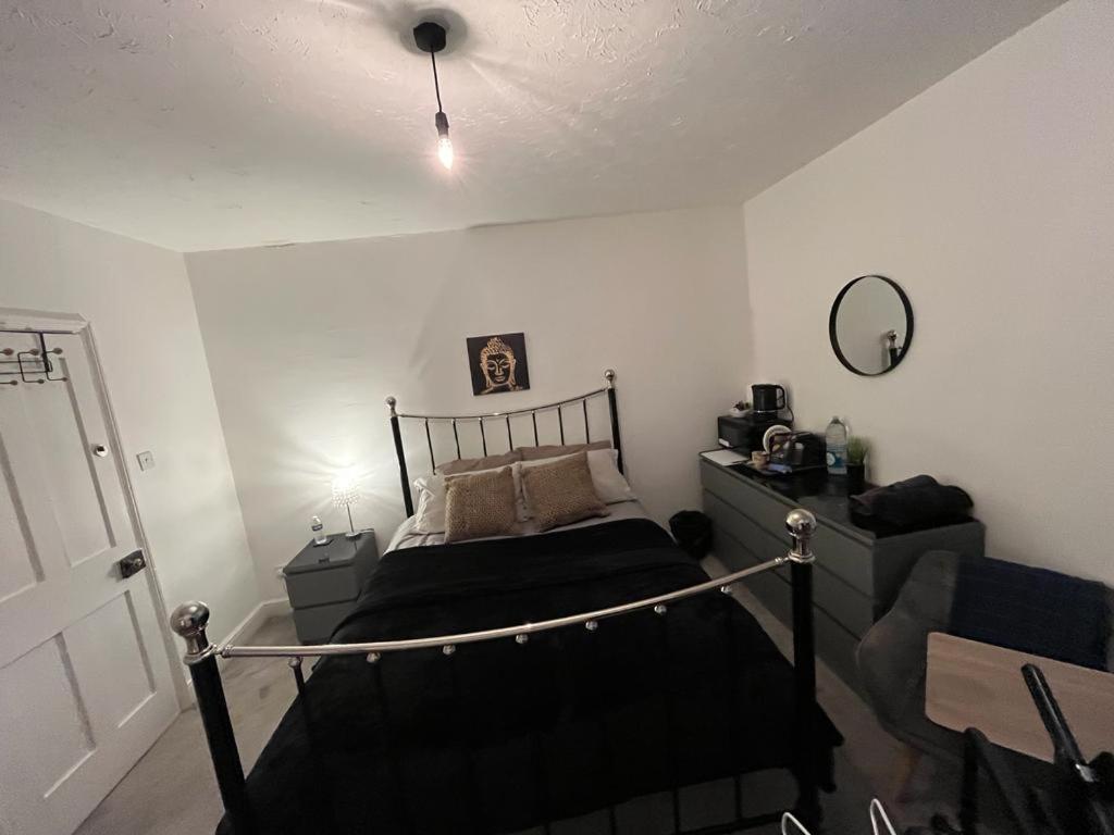 King Size Bed In A Double Bedroom Ilkeston Extérieur photo