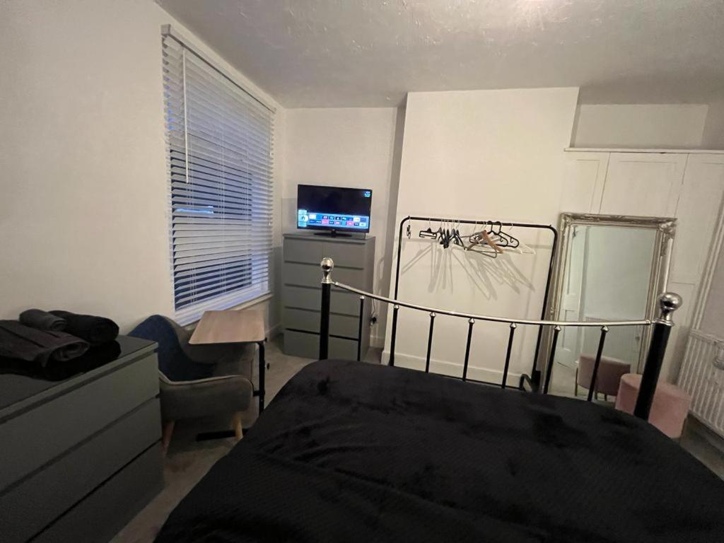 King Size Bed In A Double Bedroom Ilkeston Extérieur photo